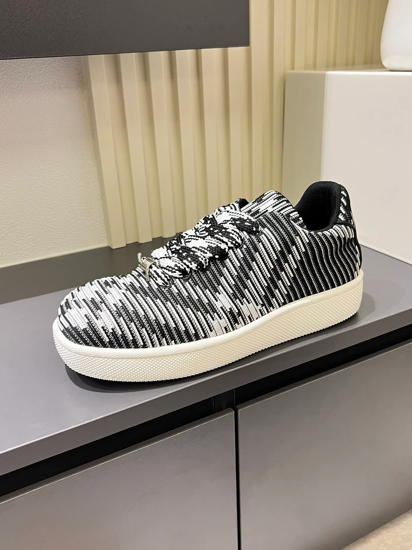 Men's shoes 💰p380 "Burberr*" new thick-soled men's casual sports shoes, cool sneakers and bread shoes, originally purchased and developed, the top version of Box series sports shoes, made of smooth calfskin fabric, embellished with embossed Equestrian Knight logo (EKD). Made of mesh lining, the laces are decorated with metal coils, the rubber soles are decorated with the Burberry letter logo, and the original molded 3.5CM two-color T men's shoes 💰pU outsole! Male 38-44 (45 customized)